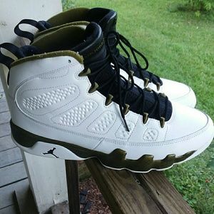 Jordan Retro #9 Statue Malitia Green Edition